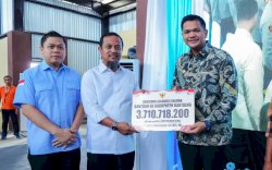 Gubernur Sulsel Serahkan Bantuan Bibit, Green House hingga Kapal Nelayan untuk Warga Bantaeng