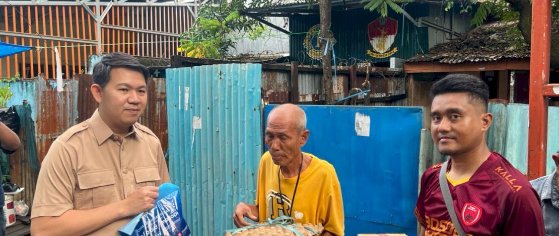 Ketua Gerindra Makassar, Eric Horas menyalurkan bantuan sosial kepada warga.