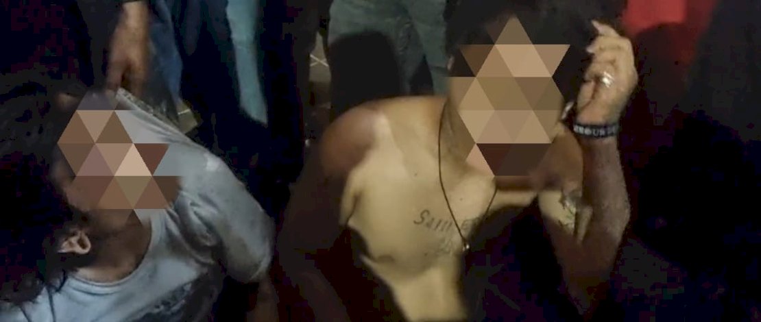 Dua pengamen jalanan nyaris diamuk massa setelah memalak anggota TNI.