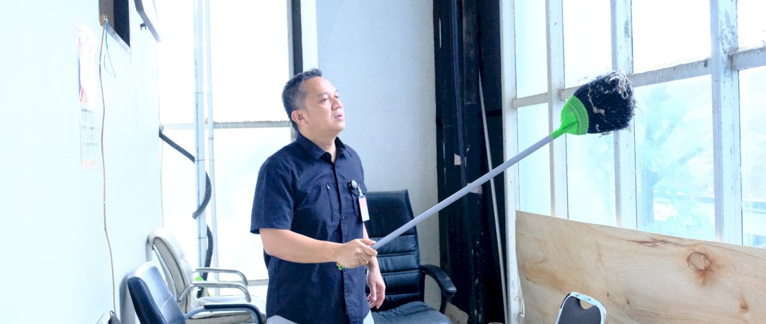 Ciptakan Lingkungan Kerja ASRI, Prokopim Makassar Gelar Jumat Bersih