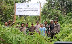 Warga Penggarap Lahan Pemda Turut Dampingi Tim Saat Pemasangan Plang Informasi di Lampia