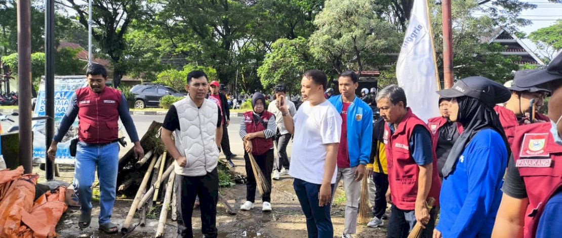 Pemkot Makassar kembali melakukan pembongkaran terhadap sejumlah lapak yang berdiri di atas trotoar dan menutup saluran drainase di beberapa titik kota.