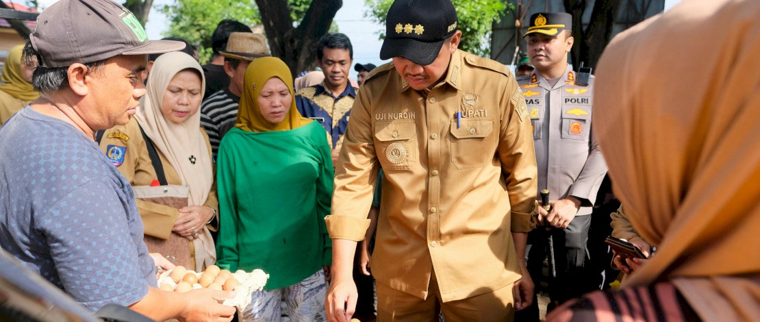 Bupati Bantaeng, Muh. Fathul Fauzy Nurdin bersama jajaran Forkopimda melaksanakan peninjauan harga dan ketersediaan bahan pokok di pasar tradisional pada Senin, 16 Februari 2026.

