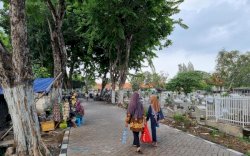 Di Antara Doa dan Air Mata, Ziarah Kubur Jadi Tradisi Penuh Makna Sambut Ramadan