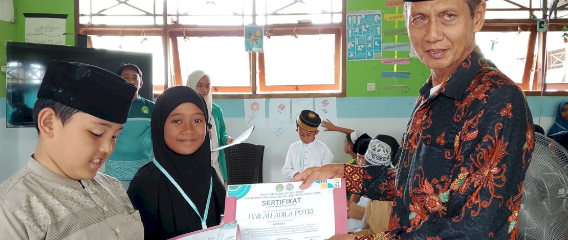 Pimpinan Pondok Pesantren (Ponpes) Al-Mujahidin DDI Masamba, Ir. Ahmad Syafe&rsquo;i, menyerahkan piagam penghargaan kepada peserta terbaik dalam Pelatihan Muballigh(ah) Muda Tingkat Dasar dan Lanjutan, Sabtu, 14 Februari 2026, di MIS Al Ikhlas Balebo, Masamba.