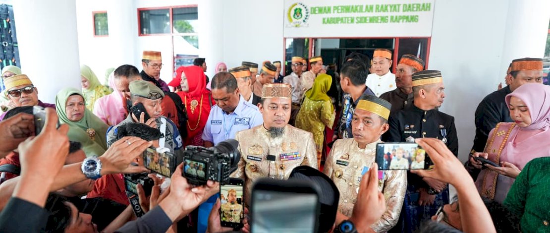 Gubernur Sulawesi Selatan, Andi Sudirman Sulaiman, menyerahkan bantuan keuangan sebesar Rp15 miliar untuk Pemerintah Kabupaten Sidenreng Rappang (Sidrap) pada tahun anggaran 2026.