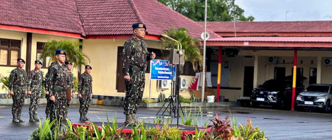 Dansat Brimob Polda Sulsel, Kombes Pol Muhammad Ridwan, S.I.K., M.H. bertindak selaku Inspektur Upacara (Irup).