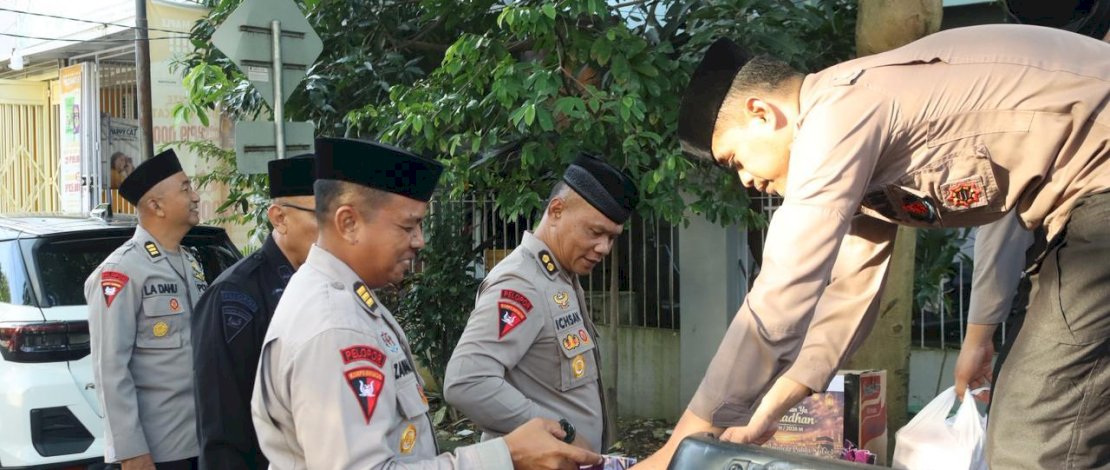 Brimob Polda Sulsel mengisi bulan suci Ramadan dengan melaksanakan kegiatan bertajuk "Ramadan Berbagi" dengan membagikan takjil gratis dan Sembako.