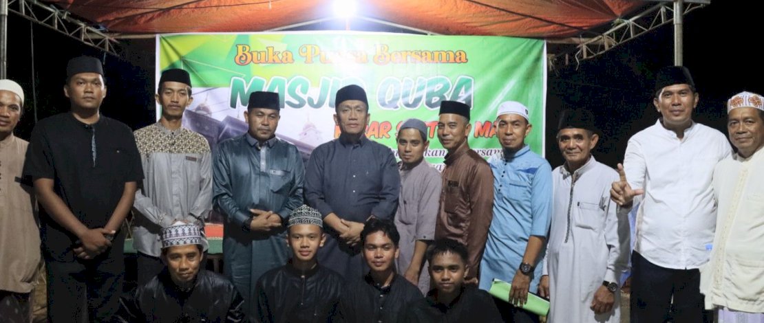 Bupati Luwu Timur, Irwan Bachri Syam, buka puasa bersama warga di Masjid Quba, Malili, Sabtu, 21 Februari 2026.