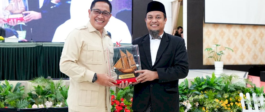 Gubernur Sulsel Andi Sudirman Sulaiman mendampingi Wakil Menteri Pertahanan Donny Ermawan dalam penyampaian materi bertajuk "Pertahanan Negara dan Wawasan Kebangsaan" pada kegiatan Ramadan Leadership Camp di Asrama Haji Sudiang, Minggu, 22 Februari 2026.
