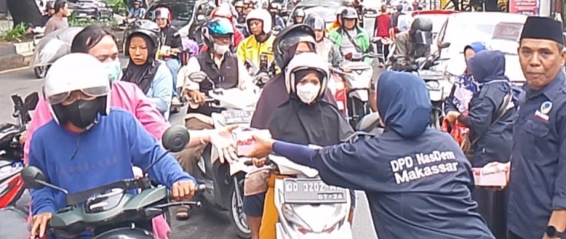 Ramadan Penuh Berkah, NasDem Makassar Bagikan Ratusan Takjil Gratis