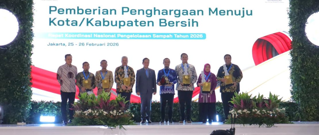 Gubernur Sulsel Terima Penghargaan Pembina Terbaik Pengelolaan Sampah 2026
