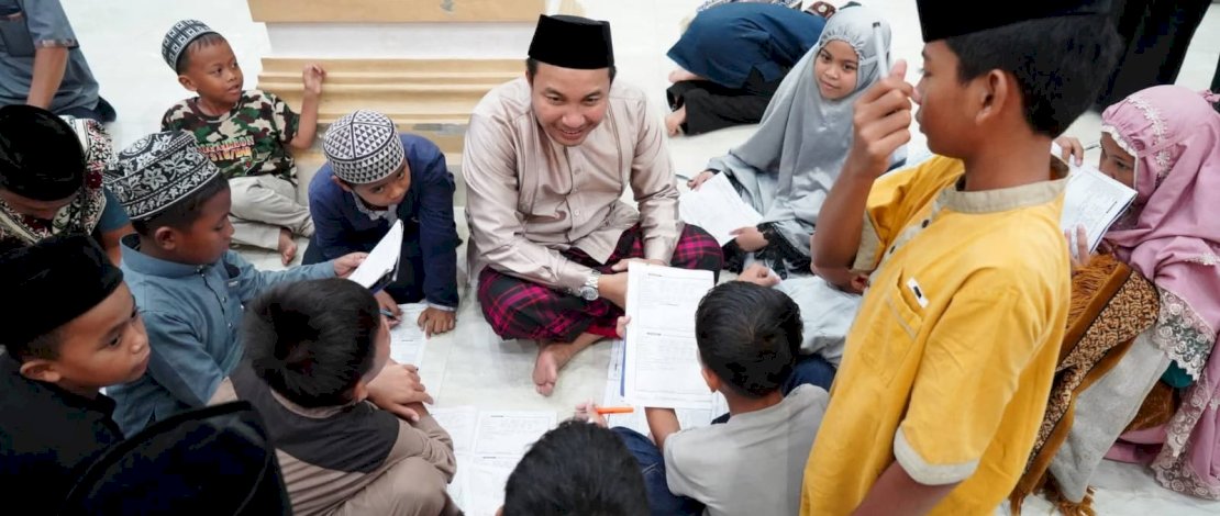 Momen Hangat, Bupati Luwu Utara Membaur dan Bercanda Bersama Anak-anak Usai Tarawih