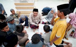 Momen Hangat, Bupati Luwu Utara Membaur dan Bercanda Bersama Anak-anak Usai Tarawih