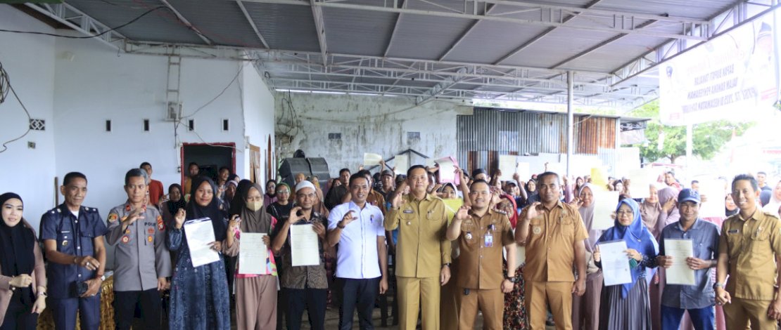 Wabup Takalar Serahkan 1197 Sertifikat Tanah PTSL di Kecamatan Sanrobone