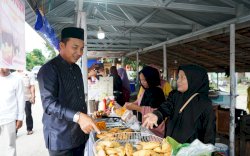 Borong Takjil untuk Warga, Aksi Spontan Bupati Luwu Utara Hidupkan UMKM di Sabbang