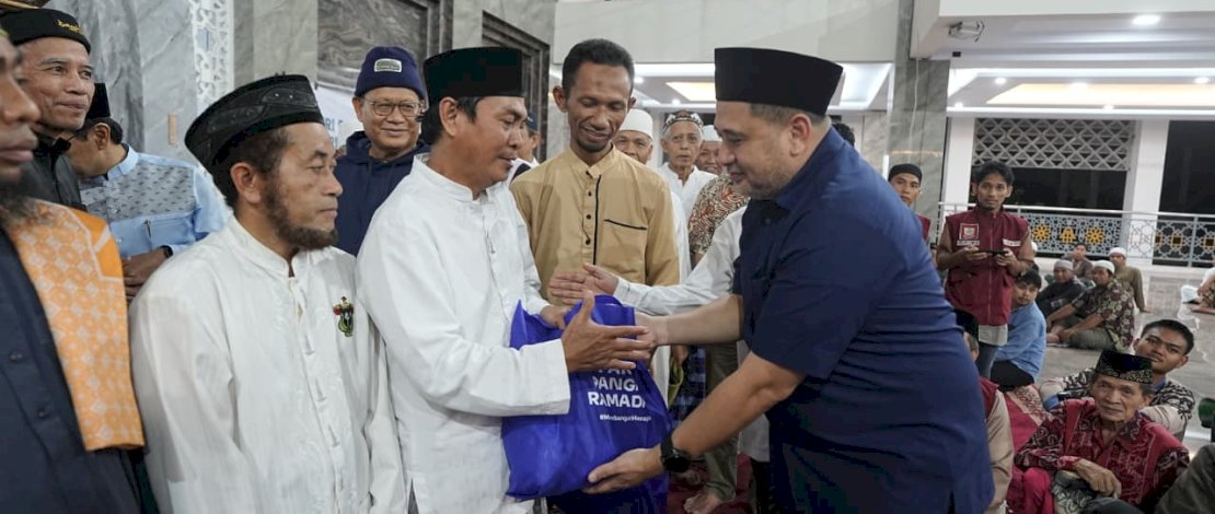 Wali Kota Makassar menyerahkan secara simbolis paket pangan Ramadan kepada penerima manfaat.