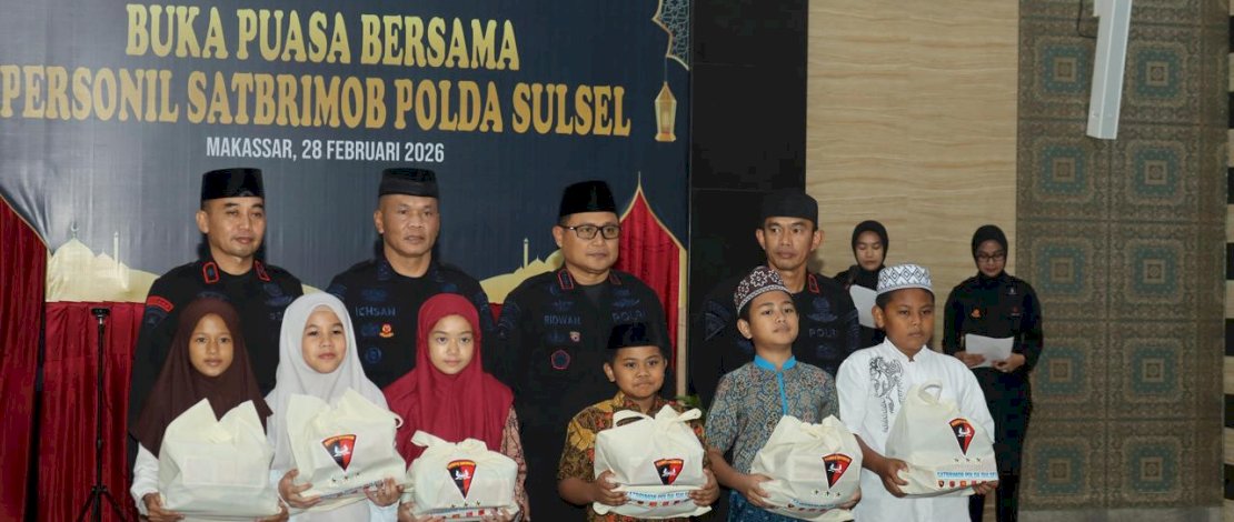 Satuan Brimob Polda Sulsel menggelar acara buka puasa bersama yang dirangkaikan dengan pemberian paket sembako kepada anak yatim. 
