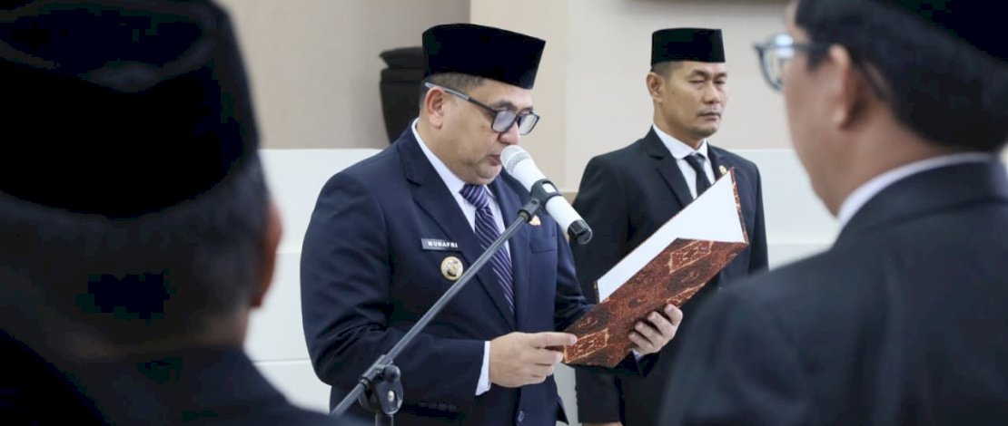 pelantikan 27 Pejabat Administrator dan Pengawas di Ruang Sipakatau, Kantor Wali Kota, Senin (2/3/2026)