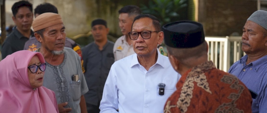 Anggota Komisi V DPR RI Hamka B Kady meresmikan Program Sanitasi untuk Pesantren dan masyarakat Kabupaten Takalar.
