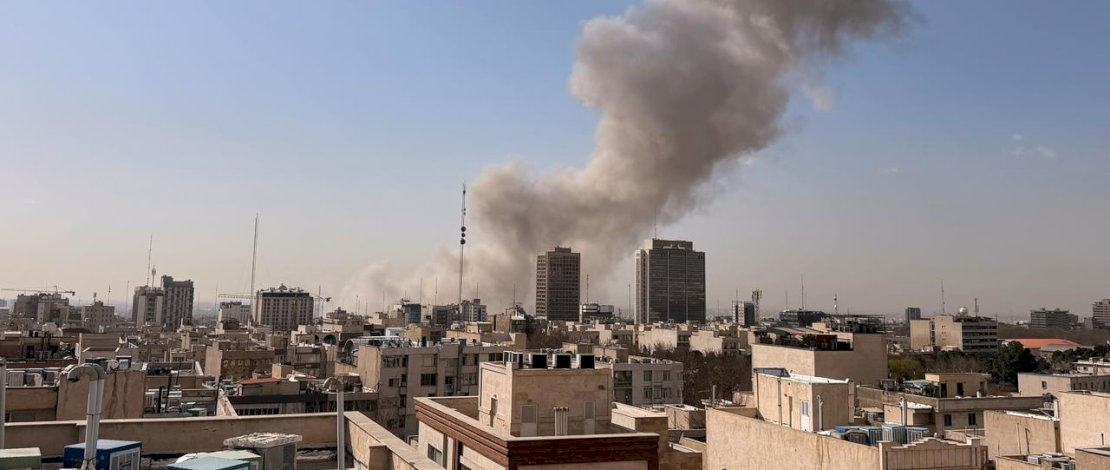 Asap membubung di cakrawala setelah ledakan di Teheran, Iran, Sabtu, 28 Februari 2026. (Foto AP)