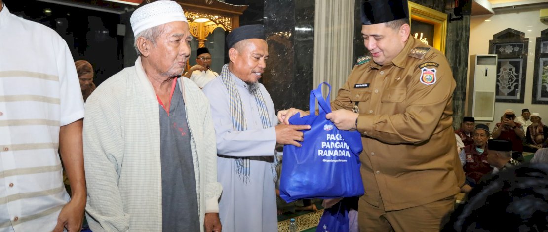 Munafri saat melaksanakan Salat Isya dan Tarawih berjamaah dalam rangkaian Safari Ramadan Pemerintah Kota Makassar, di Masjid Besar Al-Muamalah, Jalan Kejayaan Utara, Perumahan Bumi Tamalanrea Permai, Kecamatan Tamalanrea, Senin (2/3/2026) malam.