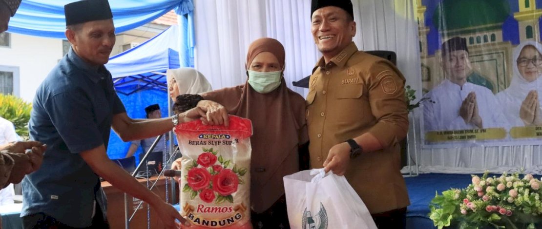 Bupati Luwu Timur Irwan Bachri Syam menyerahkan bantuan sembako kepada warga Kecamatan Wasuponda.