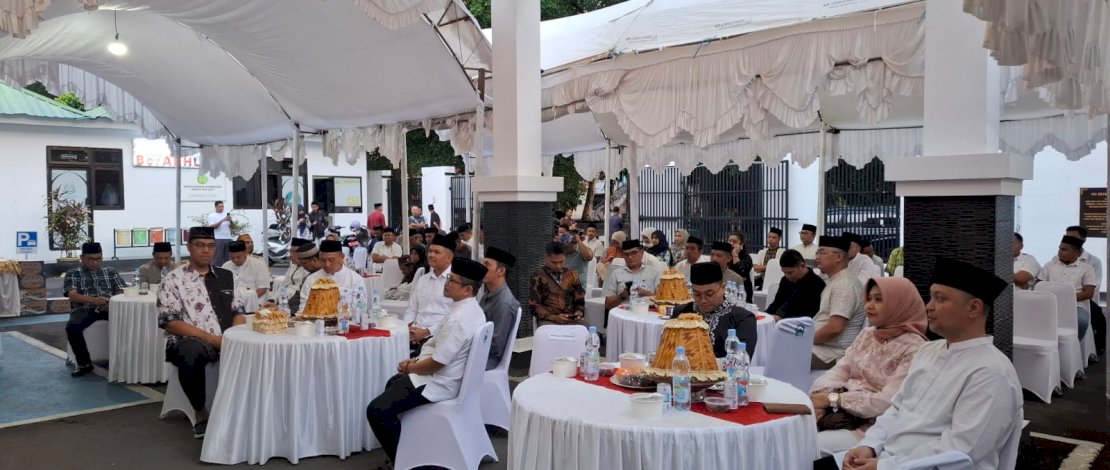 Bupati Bantaeng, Muh Fathul Fauzy Nurdin, menghadiri acara buka puasa bersama keluarga besar Kejaksaan Negeri (Kejari) Bantaeng yang digelar di halaman Kantor Kejari Bantaeng, Rabu, 4 Maret 2026.
