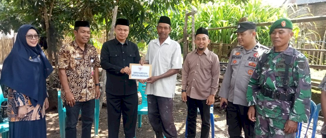 Gubernur Sulsel Salurkan Bantuan bagi 9 Rumah Korban Angin Puting Beliung di Takalar