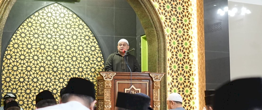 Wali Kota Makassar, Munafri Arifuddin, melaksanakan Safari Subuh Ramadan dengan menunaikan salat subuh berjamaah bersama warga di Masjid Nurul Baried, Kecamatan Ujung Pandang, Sabtu (7/3/2026).