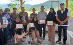 Gubernur Sulsel Salurkan Bantuan Kebencanaan untuk Korban Kebakaran di Bua Luwu