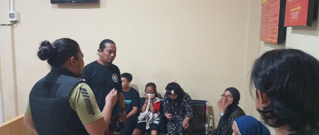 Korban penganiayaan melapor ke Polres Bone didampingi keluarga.