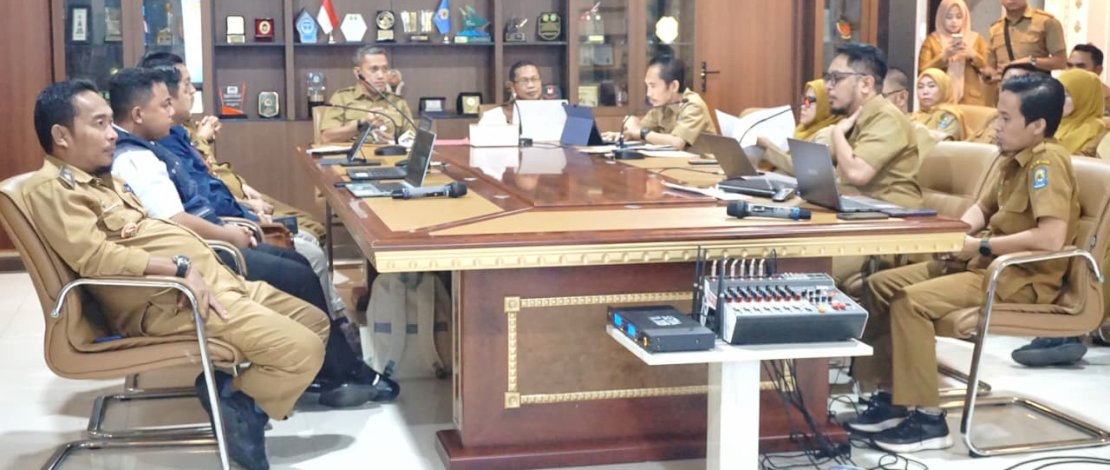 Bupati Jeneponto, Paris Yasir, mengikuti rapat persiapan pelaporan pelaksanaan Program Strategis Nasional Tahun 2026, yang digelar di Ruang Rapat Bupati Jeneponto, Senin, 9 Maret 2026.