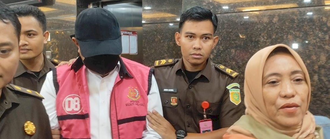 Eks Penjabat Gubernur Sulsel, Bahtiar Baharuddin, akhirnya ditahan Kejaksaan Tinggi (Kejati) Sulsel, setelah ditetapkan sebagai tersangka korupsi pengadaan bibit nanas.