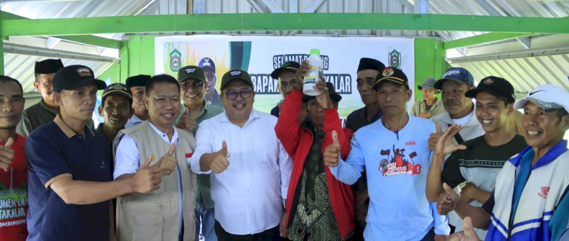Bupati Takalar Turun ke Sawah, Serahkan Bantuan ke 15 Kelompok Tani di Lumbung Padi Su&rsquo;rulangi