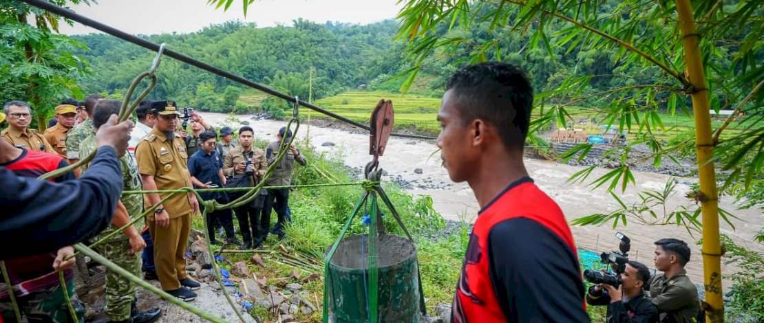 Salah satu dari 300 lebih jembatan di Sulsel yang dikunjungi proses pembangunannya yaitu berlokasi di Kabupaten Maros. Jembatan tersebut menghubungkan Desa Bonto Manurung dan Desa Bonto Matinggi, Kecamatan Tompobulu, Kabupaten Maros, Senin (9/3/2026).