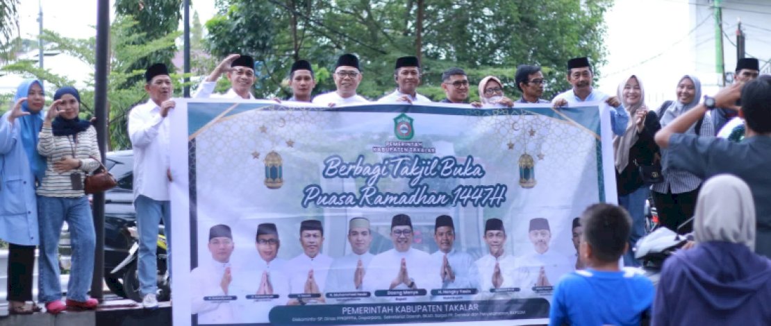 Semarak Ramadan, Diskominfo Takalar Bersama OPD Berbagi Takjil untuk Warga
