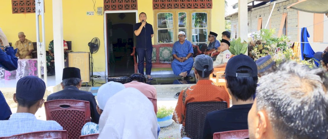 Bupati Luwu Timur, Irwan Bachri Syam, meninjau langsung penanganan pasca bencana angin puting beliung yang menimpa Desa Burau Pantai, Kecamatan Burau, Selasa, 10 Maret 2026.