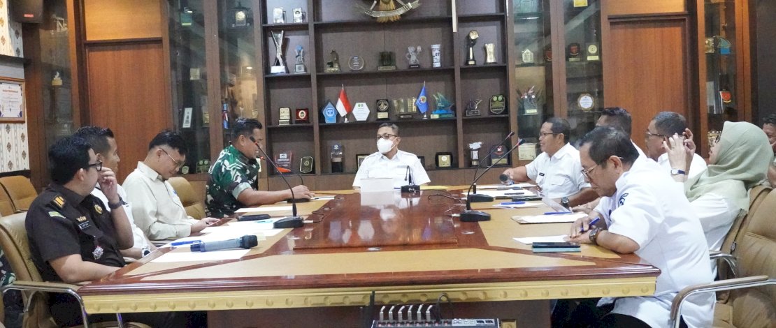 Bupati Jeneponto Paris Yasir, memimpin Rapat Forum Komunikasi Pimpinan Daerah (Forkopimda) diperluas Tahun 2026 yang dilaksanakan pada Rabu, 11 Maret 2026, di Ruang Rapat Bupati Jeneponto.