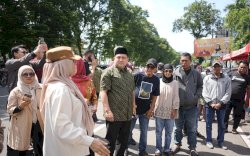 Tinjau Pasar Murah di Monumen Mandala, Munafri Pastikan Warga Terlayani dengan Harga Sesuai