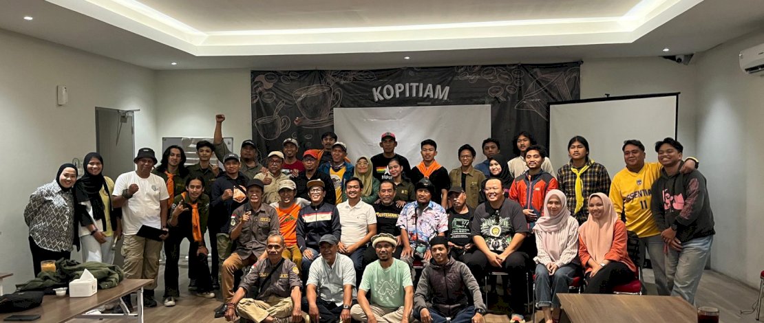 Walhi menginisiasi pertemuan bertajuk konsolidasi pecinta alam di Kopi Tiam.