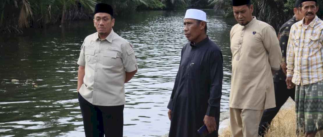 Bupati Luwu Timur, Irwan Bachri Syam, bergerak cepat menindaklanjuti aduan masyarakat terkait kerusakan tanggul di kawasan Tempat Pelelangan Ikan (TPI) Turunan Bajo, Desa Tampina, Kecamatan Angkona, Jumat, 13 Maret 2026.

