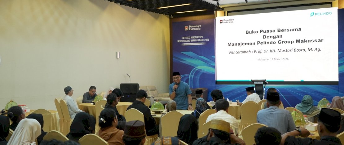 Executive Director 4 Pelindo Regional 4 Abdul Azis menggelar kegiatan buka puasa bersama dengan para pedagang asongan di kawasan Pelabuhan Makassar, Sabtu (14/3/2026).