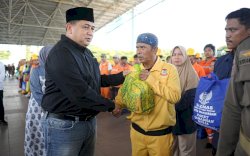 Bentuk Penghargaan, Munafri-Aliyah  Serahkan 7.100 Paket Lebaran untuk Satgas Kebersihan Makassar