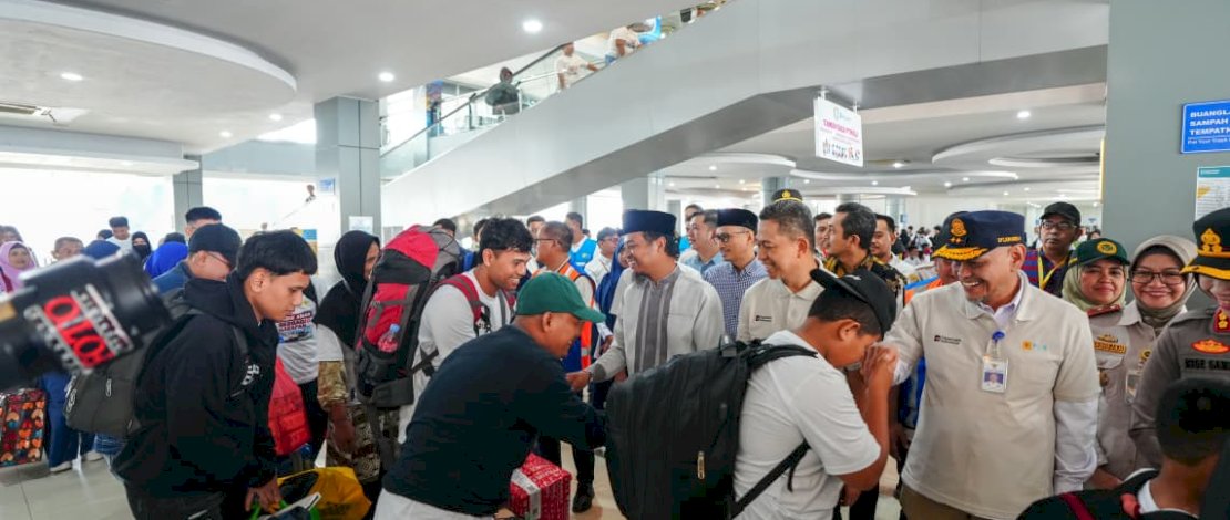 Gubernur Sulsel Lepas 500 Pemudik Program Mudik PLN dari Pelabuhan Soekarno-Hatta Makassar