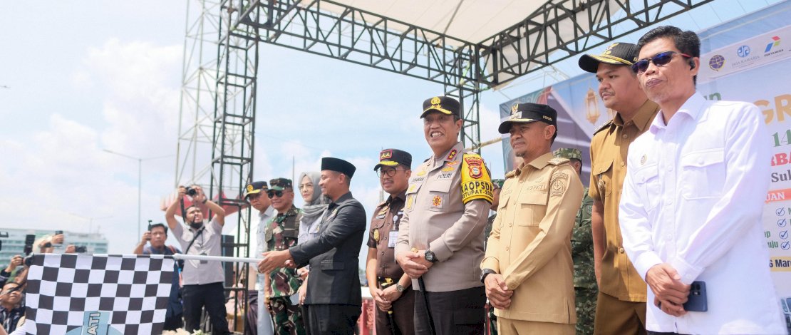 Gubernur Andi Sudirman Sulaiman bersama jajaran Forkopimda secara resmi melepas rombongan peserta Mudik Gratis Lebaran Idulfitri 1447 Hijriah/2026 yang diselenggarakan oleh Pemprov Sulsel di kawasan Center Point of Indonesia (CPI), Kota Makassar, Senin, 16 Maret 2026.