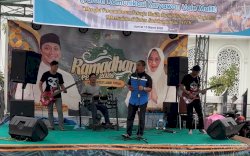 Kunjungi Pasar Ramadan, Bupati Irwan Belanja Kuliner dan Hibur Warga