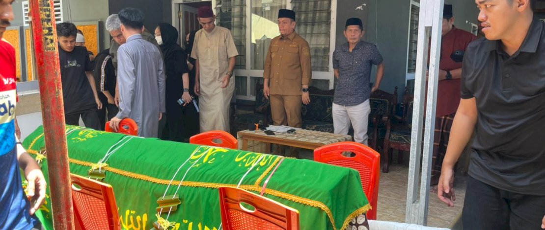Bupati Luwu Timur, Irwan Bachri Syam, melepas jenazah almarhum Sjamsul Bachrie, Selasa, 17 Maret 2026.