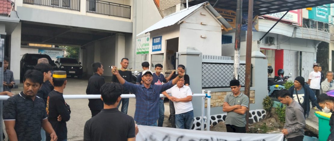 Tuntut Transparansi Survei Seismik, Massa ALMAMATER Segel Kantor PT GSI di Wajo