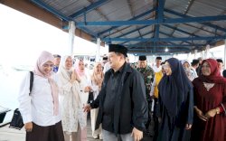 Wali Kota Makassar - Ketua TP PKK Bareng SKPD Tutup Safari Ramadan di Kecamatan Kepulauan Sangkarrang